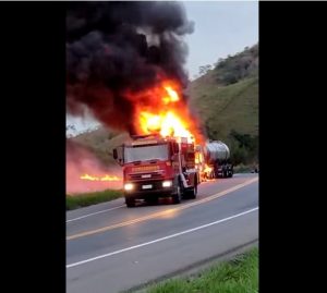 Carreta pega fogo e explode na BR-116 em Leopoldina