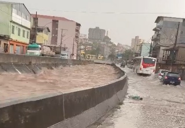 Granizo e rajadas de vento: chuva forte atinge Barbacena, Carandaí e Ibitipoca