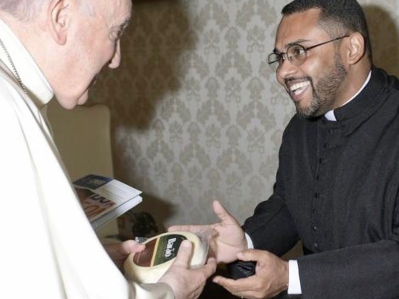 Papa Francisco é presenteado com Queijo Minas Artesanal campeão na ExpoQueijo