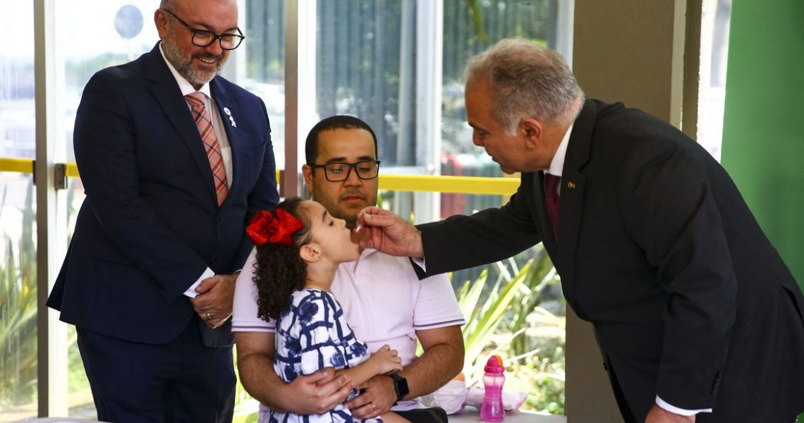 Ministro faz novo apelo para vacinação de crianças contra a pólio