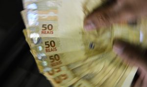 Poupança deixa de perder para inflação após dois anos