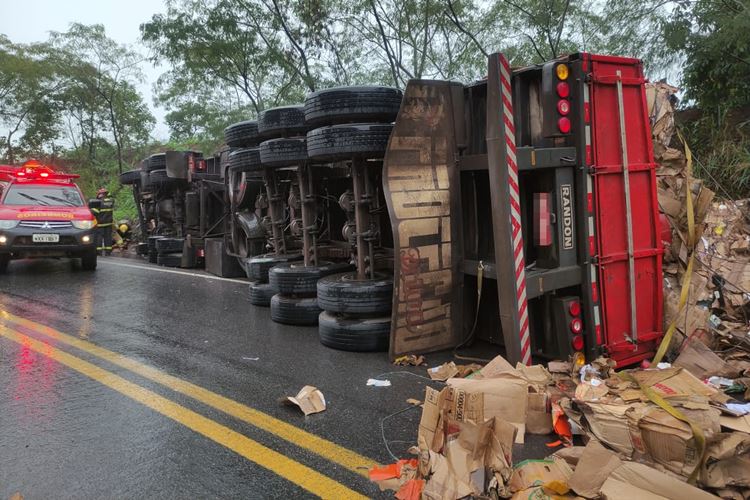 Caminhão carregado de papelão tomba na BR-356, próximo a Pedreira e mulher fica gravemente ferida