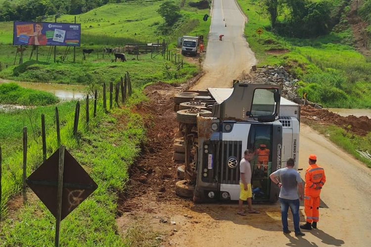 Caminhão frigorífico tomba na ponte da Embaúba na BR 356