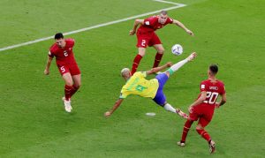 Richarlison decide e Brasil inicia Copa com vitória sobre a Sérvia