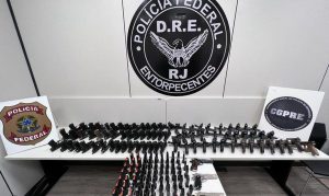Polícia Federal prende dois homens com 84 pistolas no estado do Rio