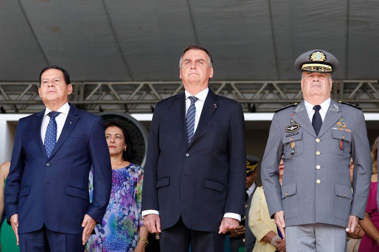 Presidente Bolsonaro participa de formatura de cadetes na Aman