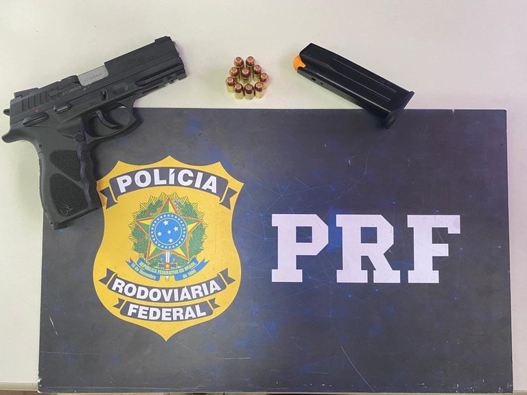 PRF prende caminhoneiro com arma de fogo e munições em Muriaé (MG)