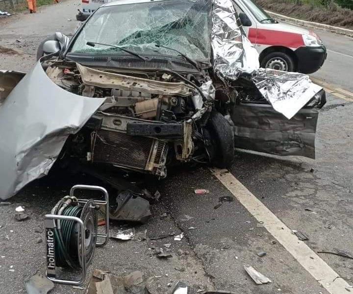 Governador Valadares: Caminhão_pipa capota no Bairro Jardim do Trevo