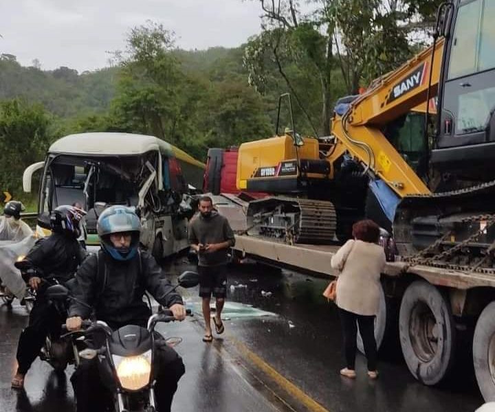 Acidente entre ônibus e caminhão deixa dois feridos na BR-262, em Domingos Martins, ES
