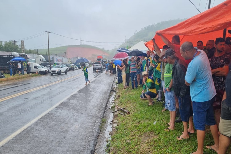 Manifestantes continuam na BR-116 após três dias das eleições