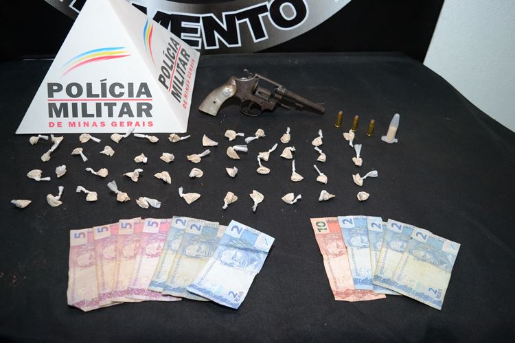 Dois homens são presos e um menor apreendido por tráfico de drogas no bairro São Pedro