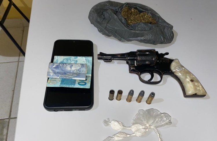 Jovens são presos com revólver e drogas em Eugenópolis