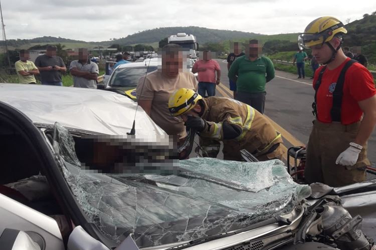 Acidente na BR 116 entre Leopoldina e Laranjal deixa quatro feridos, entre eles duas crianças