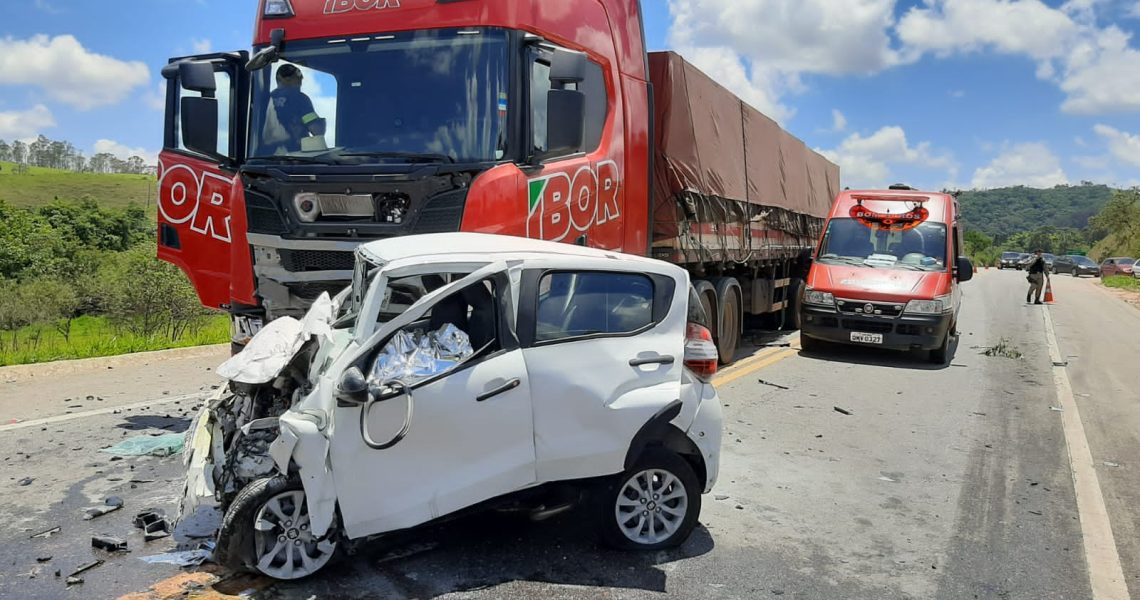 Bombeiros atendem vítima de colisão entre automóvel e carreta na Br 265