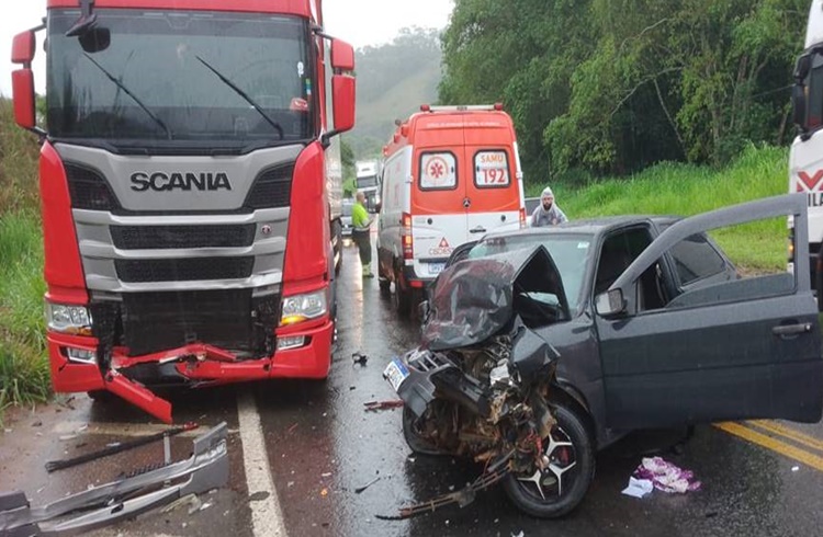 Leopoldina: Colisão entre carro e carreta deixa mulher morta e duas pessoas feridas na BR-116