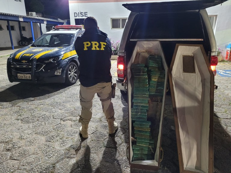 PRF apreende 50kg de crack em caixão funerário na Fernão Dias