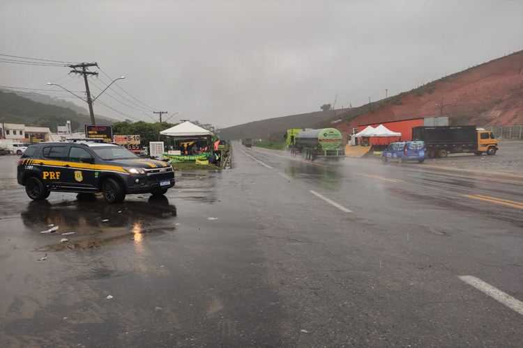Termina bloqueio na BR 116, no Bairro Bela Vista