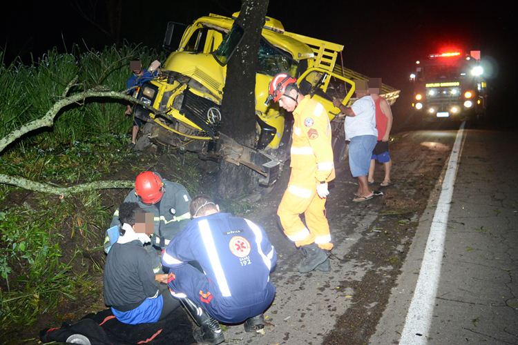 Motorista perde o controle de caminhão e se choca contra árvore na BR-356, na Pratinha