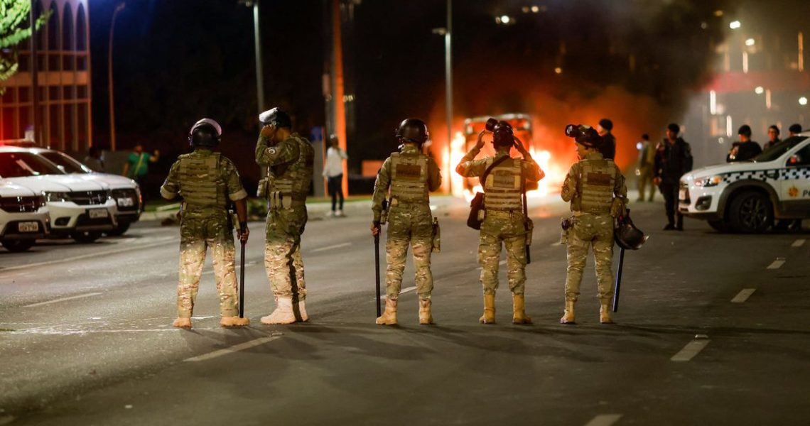 Manifestantes tentam invadir sede da PF e queimam veículos no DF