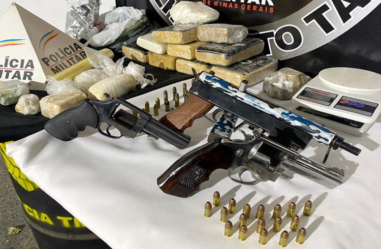 PM apreende 10 kilos de cocaína, submetralhadora e dois revólveres dentro de apartamento na região central de Muriaé