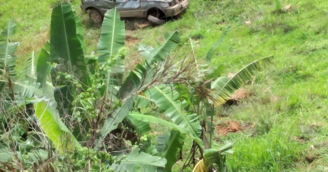Carro cai em ribanceira na manhã desta sexta feira próximo ao Morro de Pedra em Miradouro