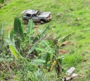 Carro cai em ribanceira na manhã desta sexta feira próximo ao Morro de Pedra em Miradouro