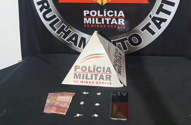Muriaé: Motociclista inabilitado bate na viatura da polícia e acaba preso com droga no Santa Terezinha