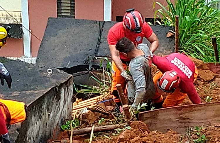 Operário soterrado durante trabalho na zona rural é socorrido pelo Corpo de Bombeiros