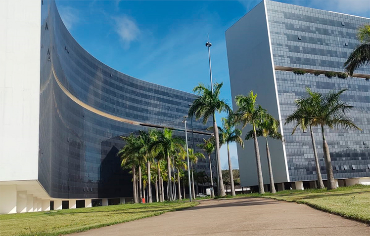 Governo de Minas paga 13º salário dos servidores estaduais