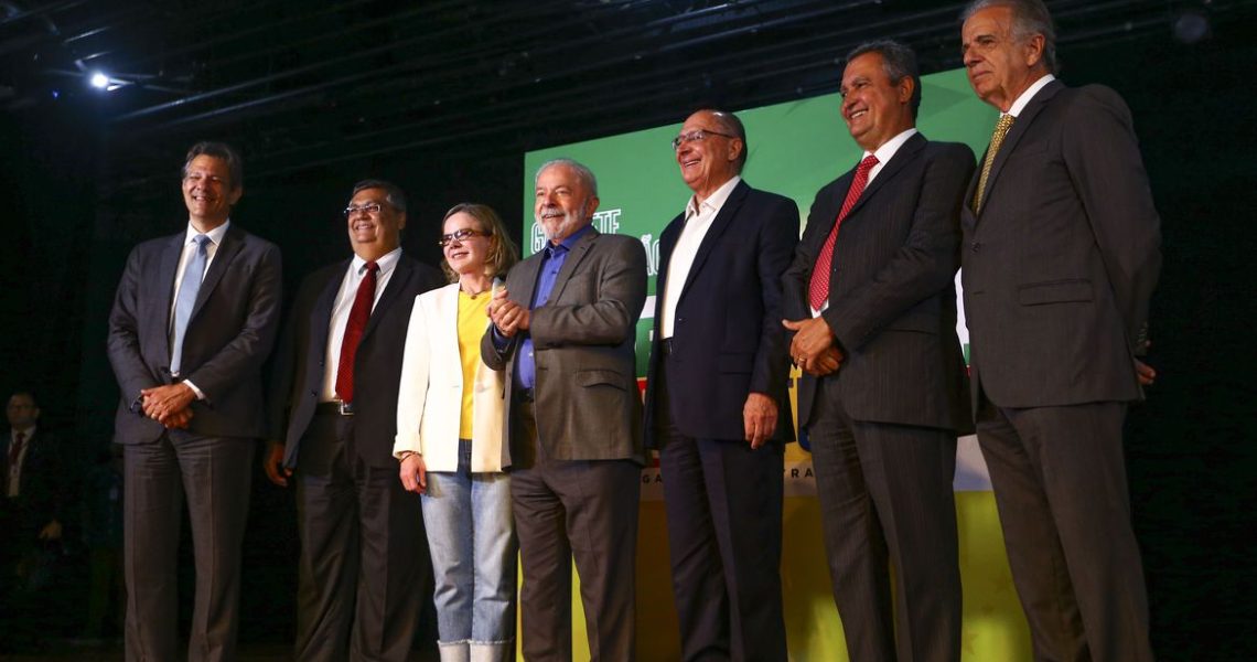 Lula anuncia cinco ministros do futuro governo