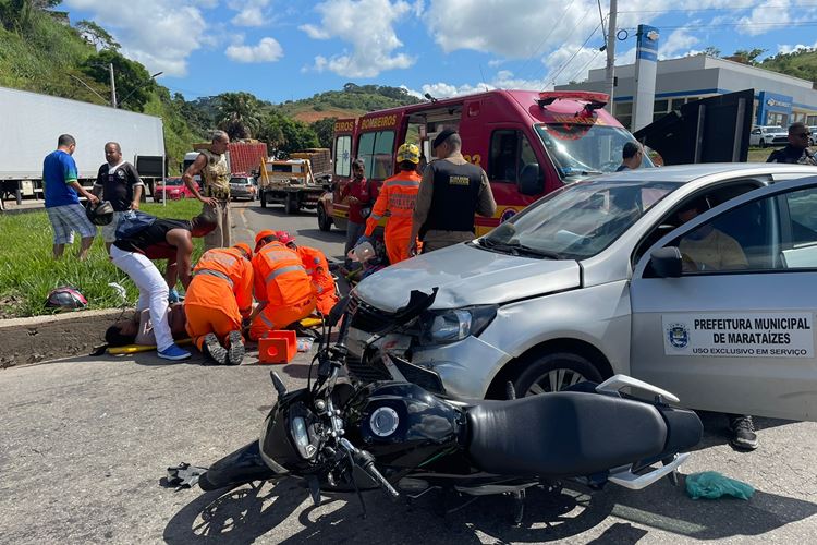 Colisão entre moto e carro no trevo da Chevrolet deixa duas pessoas feridas