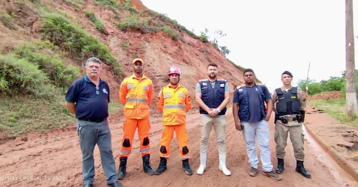 Trecho de estrada de chão próximo à copasa que dar acesso aos Distrito, Santa Barbara, Serania e Monte Alverne está interditada
