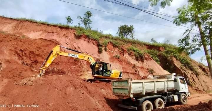 Prefeitura de Miradouro e Defesa Civil inicia trabalho de liberação de via interditada
