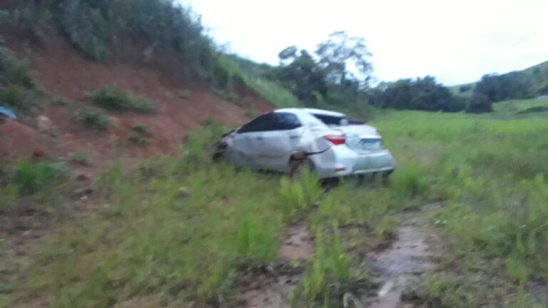 Carro sai da pista, desce a ribanceira na BR-356 próximo a Pedreira e nenhum ocupante é localizado