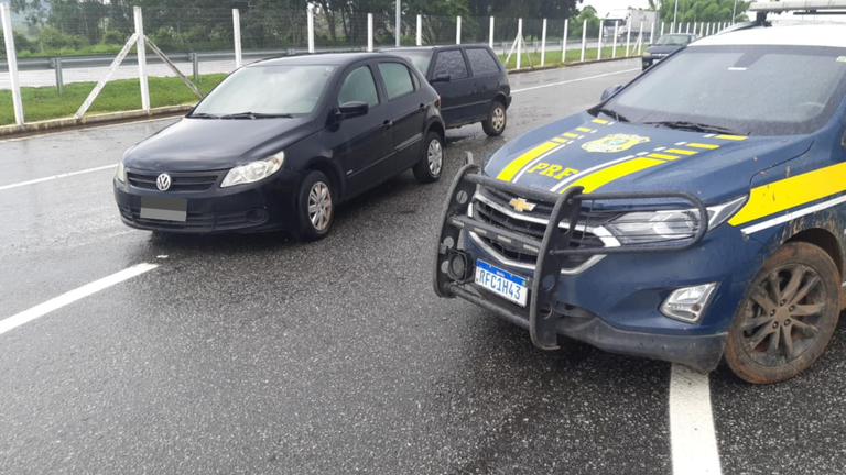 Após mais uma tentativa de saque de carga na BR 381, PRF apreende 3 veículos e recupera parte das mercadorias