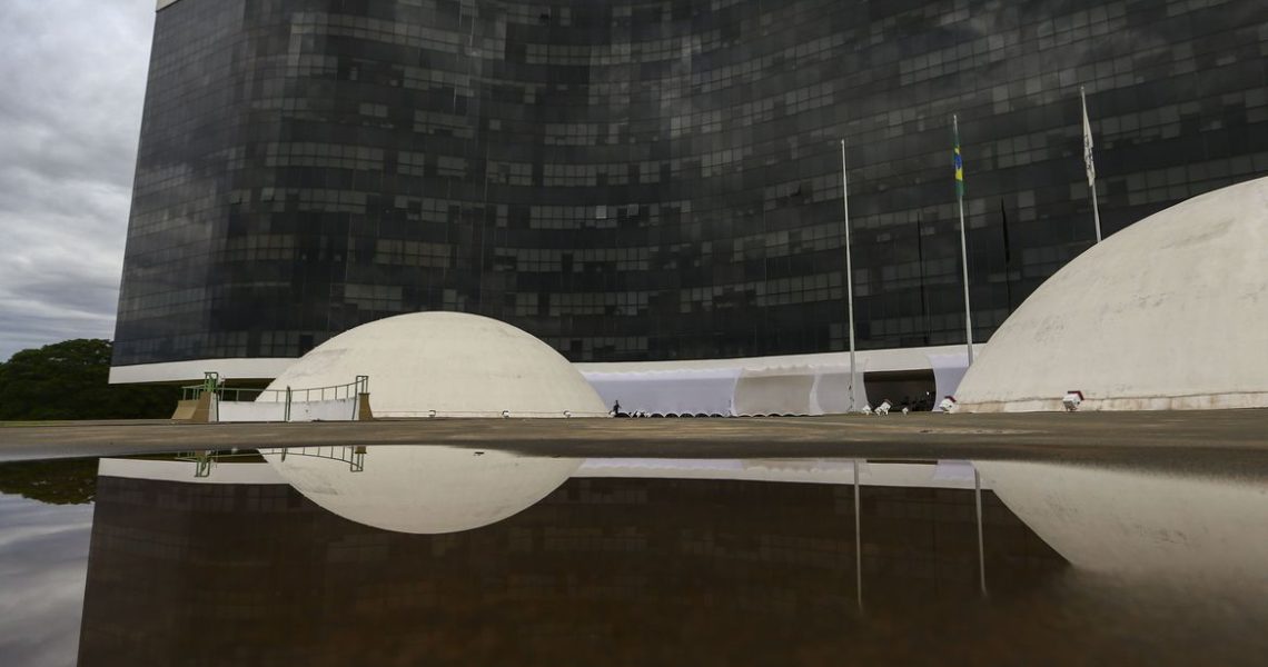 Ministro do TSE dá 3 dias para Bolsonaro explicar minuta de decreto
