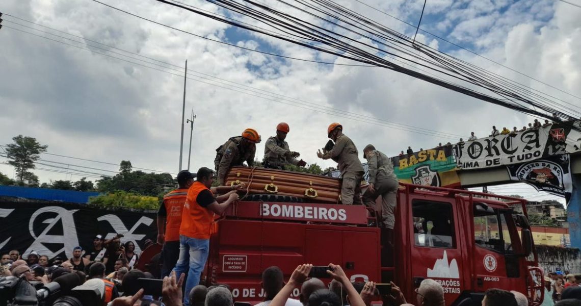 Maior ídolo do Vasco, Roberto Dinamite é sepultado em Caxias, no RJ
