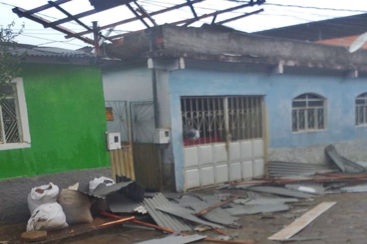 Chuva de granizo causa destruição e alagamentos em Divino
