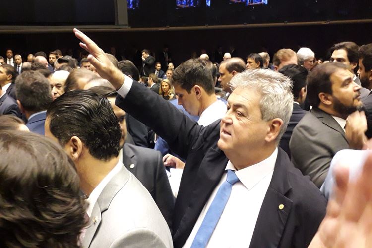 Com a presença de amigos e familiares, deputados eleitos registram momentos da posse no Legislativo