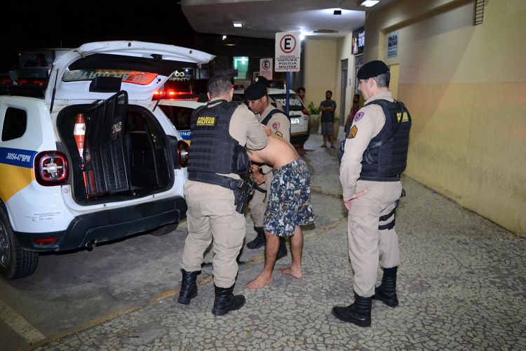 Dupla é detida pela PM após cometer três assaltos em poucos minutos