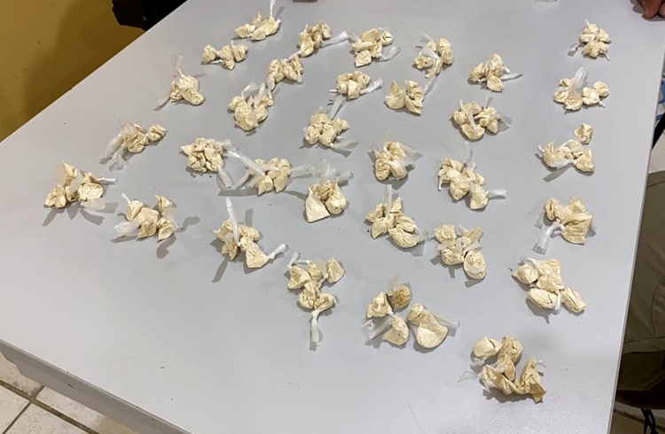 PM apreende 160 papelotes de cocaína e casal é preso no bairro São Pedro