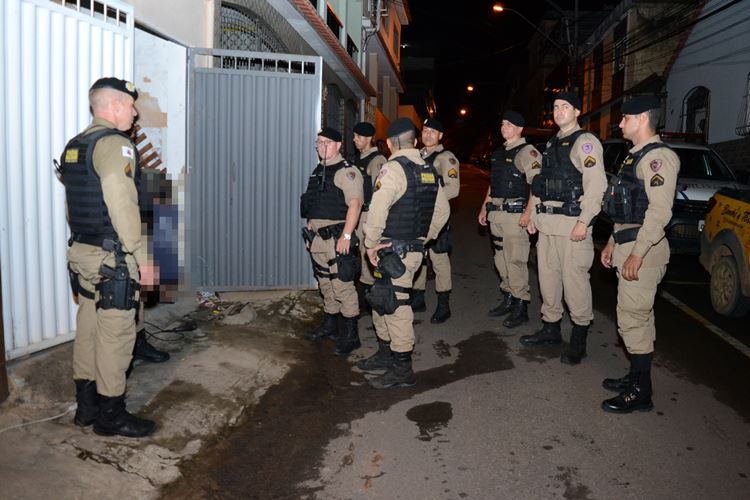Jovem de 18 anos é preso no Bairro Dornelas por tráfico de drogas e com arma de fogo