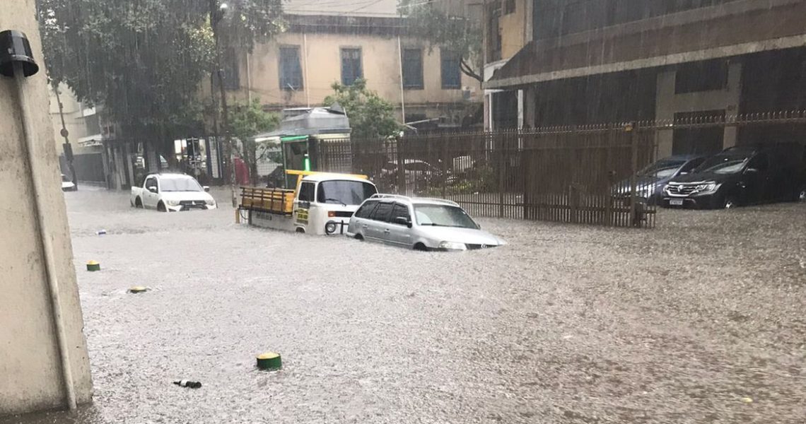 Temporal provoca fechamento da Avenida Niemeyer, na zona sul do Rio