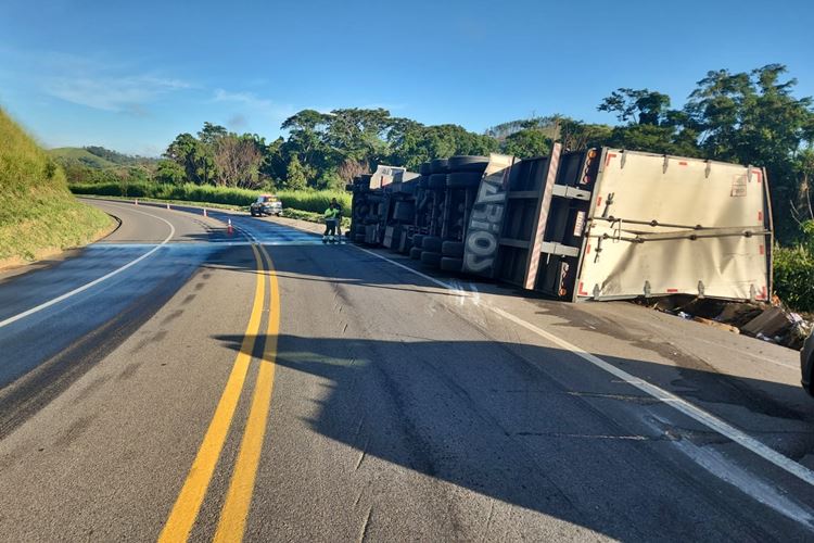 Carreta perde o controle e tomba na BR-116, próximo a Serra de Belvedere