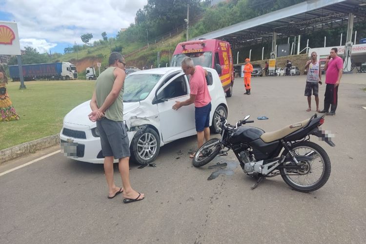Motoboy bate de frente com carro próximo a entrada do Marambaia e fica ferido