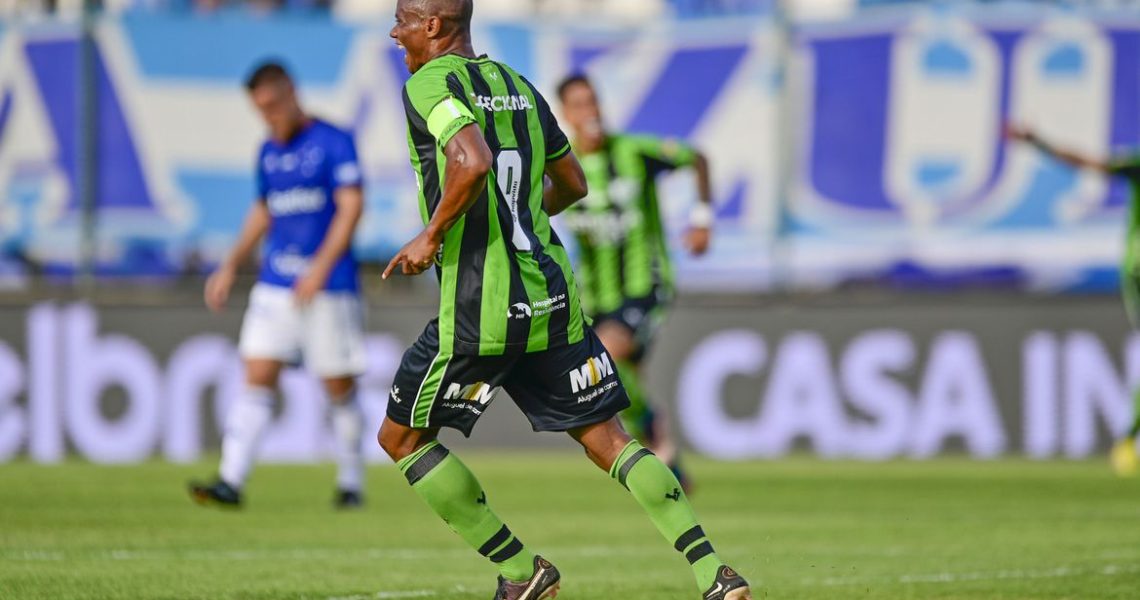 América-MG vence Cruzeiro e fica muito perto da final do Mineiro
