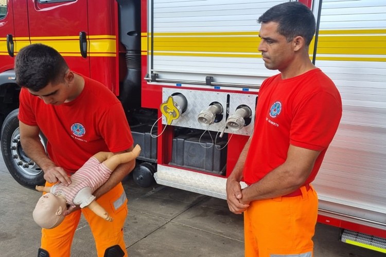 Como desengasgar um bebê, uma criança ou um adulto? Veja como você pode ajudar