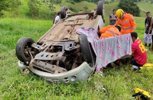 BR-356: capotamento deixa duas mulheres feridas na Serra dos Pedrosas