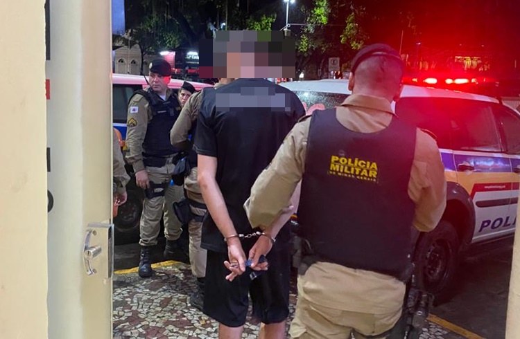 Passageiros de aplicativo são presos com mais de 900 papelotes de cocaína no bairro Aeroporto