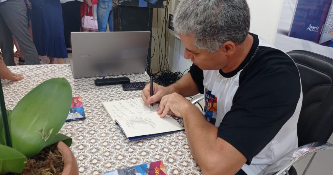 Escritor José Carlos da Silva de Santa Cruz de Monte Alverne lança seu primeiro livro